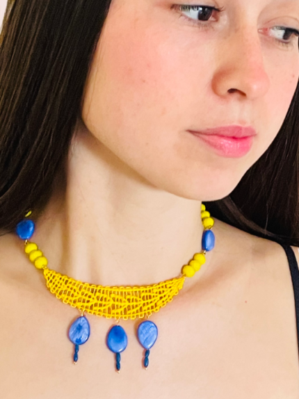 Prisilla  collar en técnica de Ñandutí, unido con cristales, nácar y lapislázuli