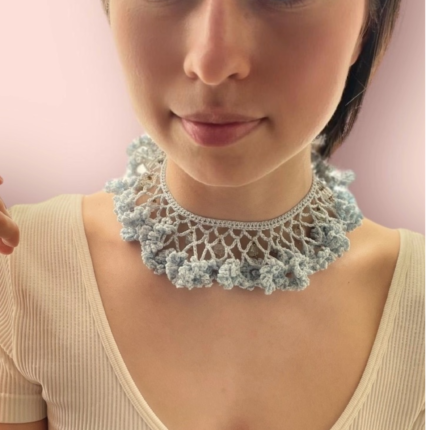 Julieta gargantilla  en técnica de crochet, complementado con cristales.